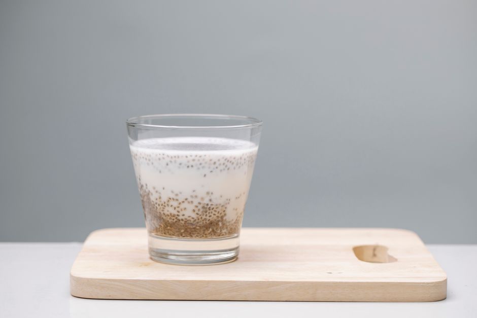 Pudding de chia cu urzici și lapte de cocos