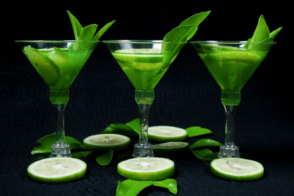 Cocktail fără alcool cu urzici, un aperitiv verde spectaculos