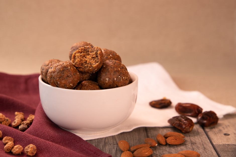 Energy balls cu urzici, curmale și fulgi de ovăz