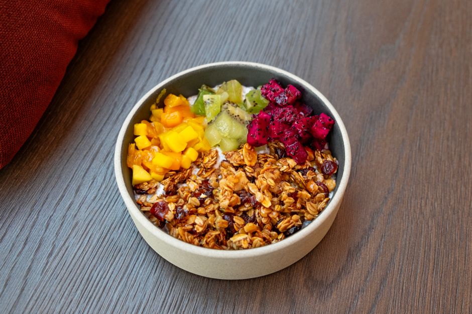 Granola cu urzici, nuci și miere la cuptor