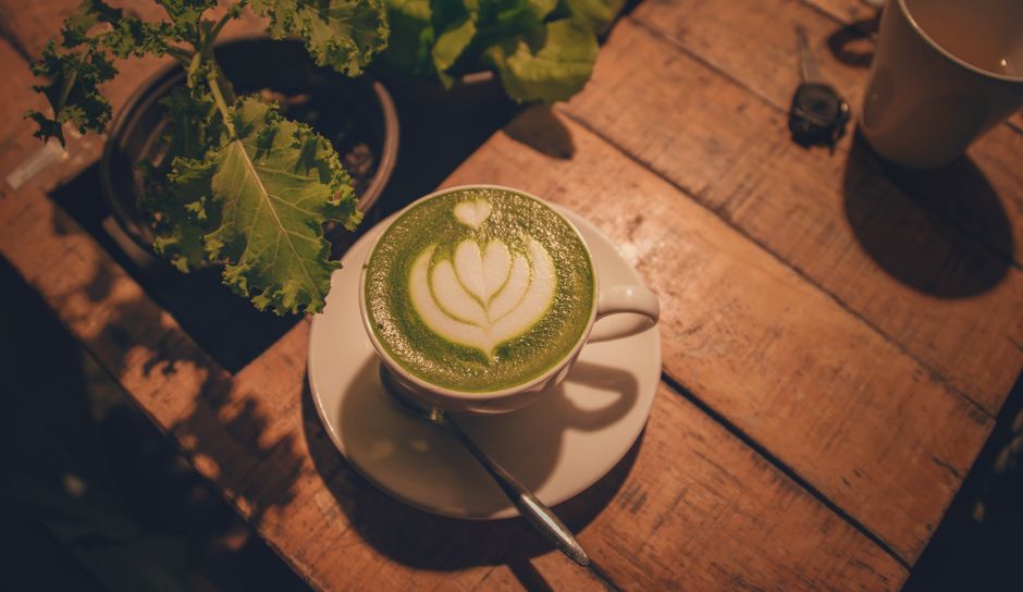 Latte verde cald cu urzici și lapte spumat