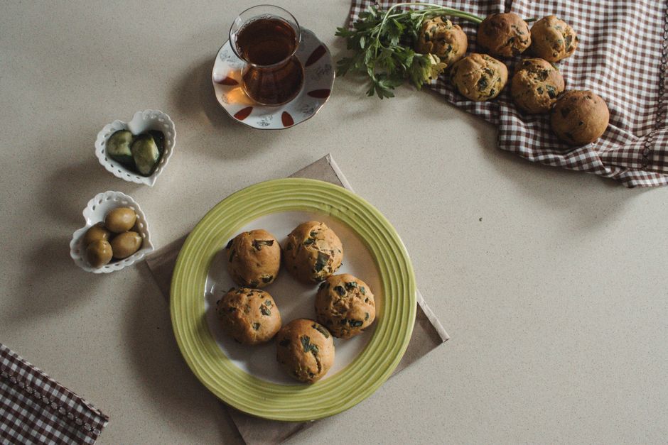 Muffin de mic dejun cu urzici, brânză și ou, în formă porționată