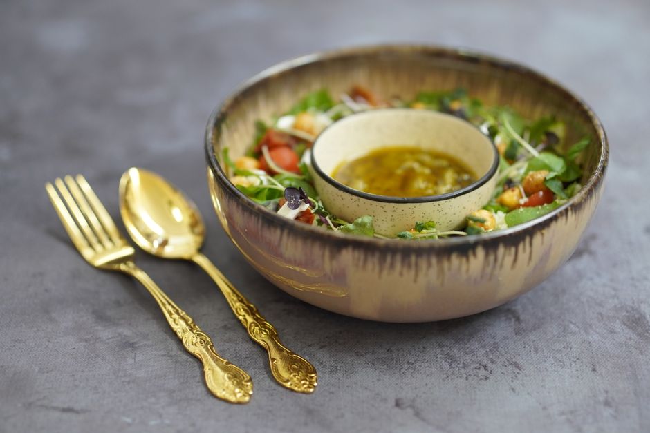 Salată de urzici cu ou și lămâie