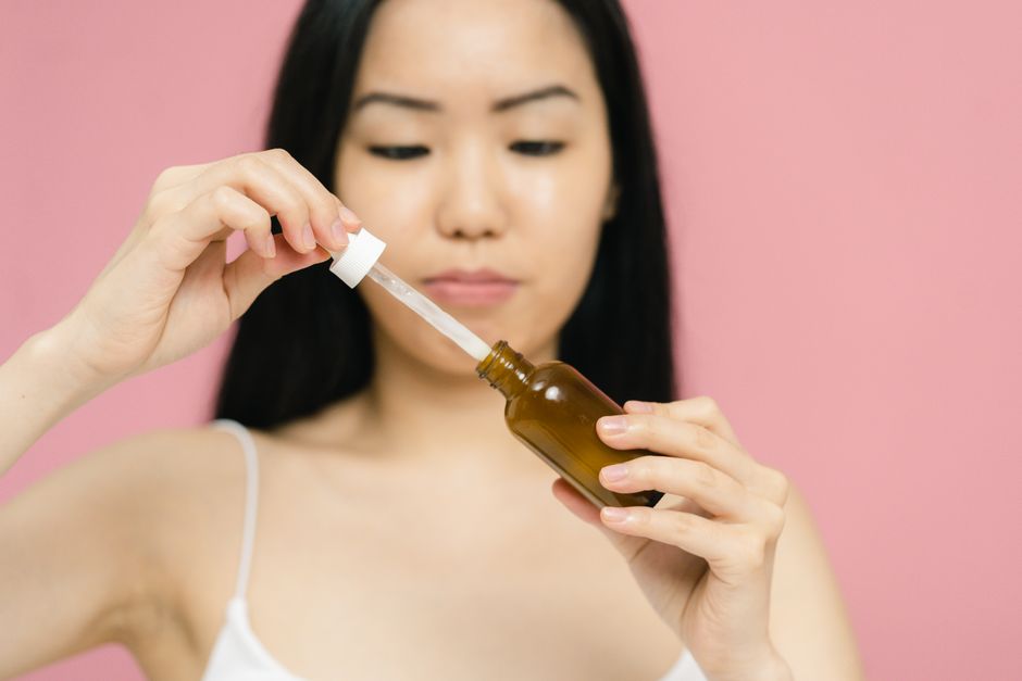 Ser de față cu urzică: concentrat antioxidant pentru tenul mixt