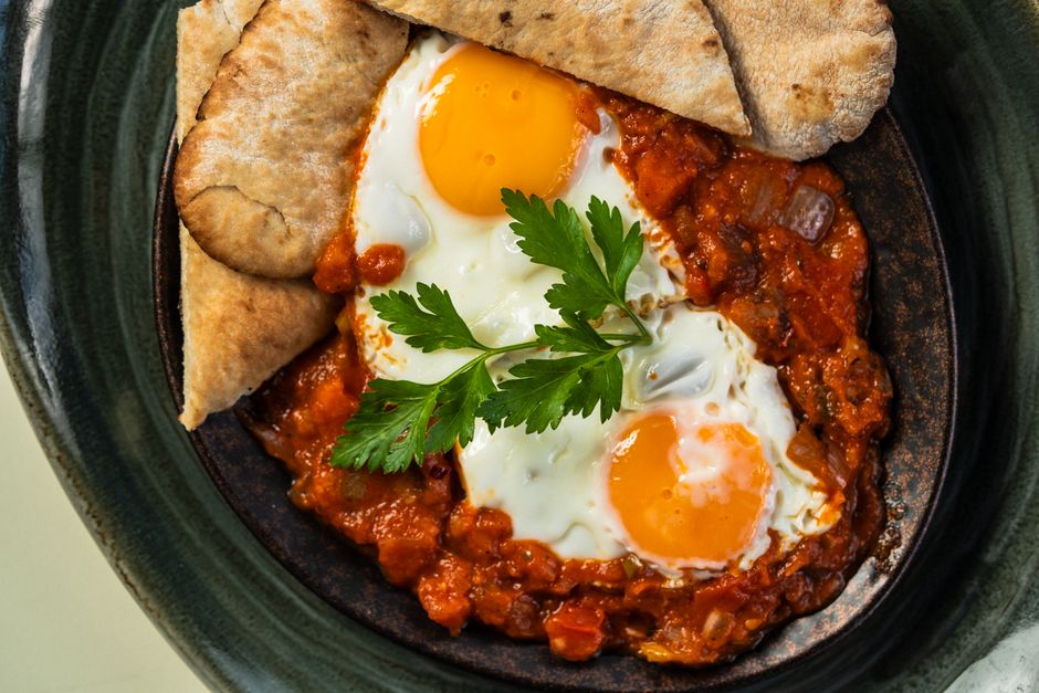 Shakshuka cu urzici și ouă