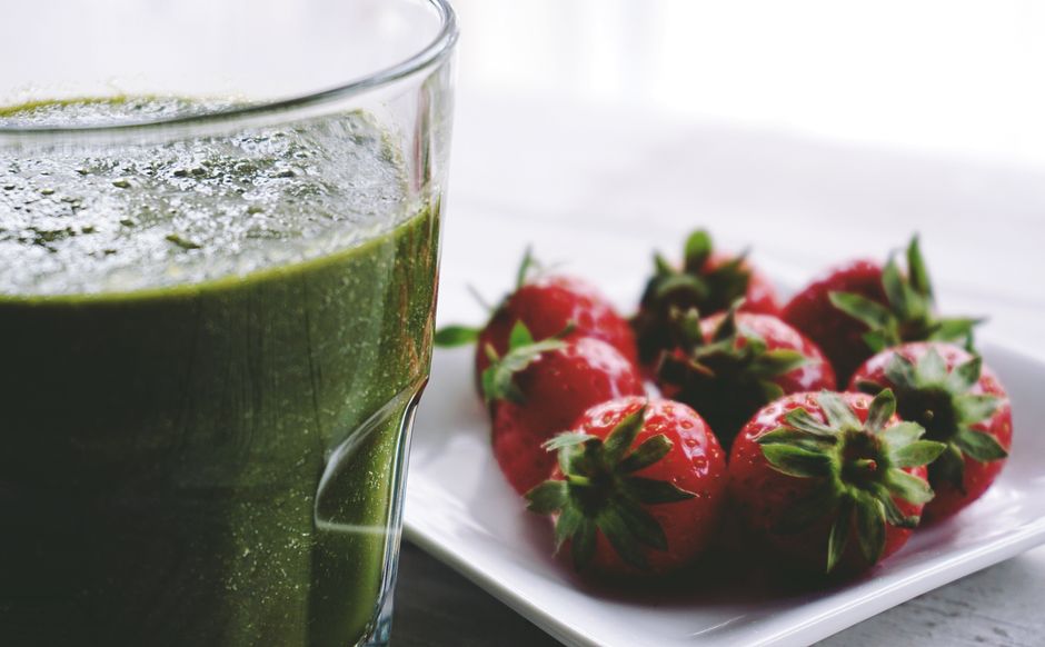 Smoothie verde de mic dejun cu urzici, energie într-un pahar