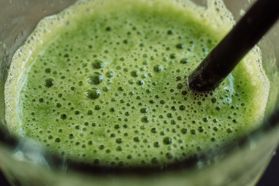 Smoothie verde cu urzici, mic dejun cremos și hrănitor