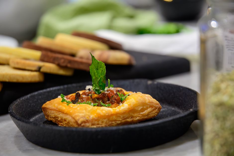 Tartă dulce cu urzici și cremă de vanilie
