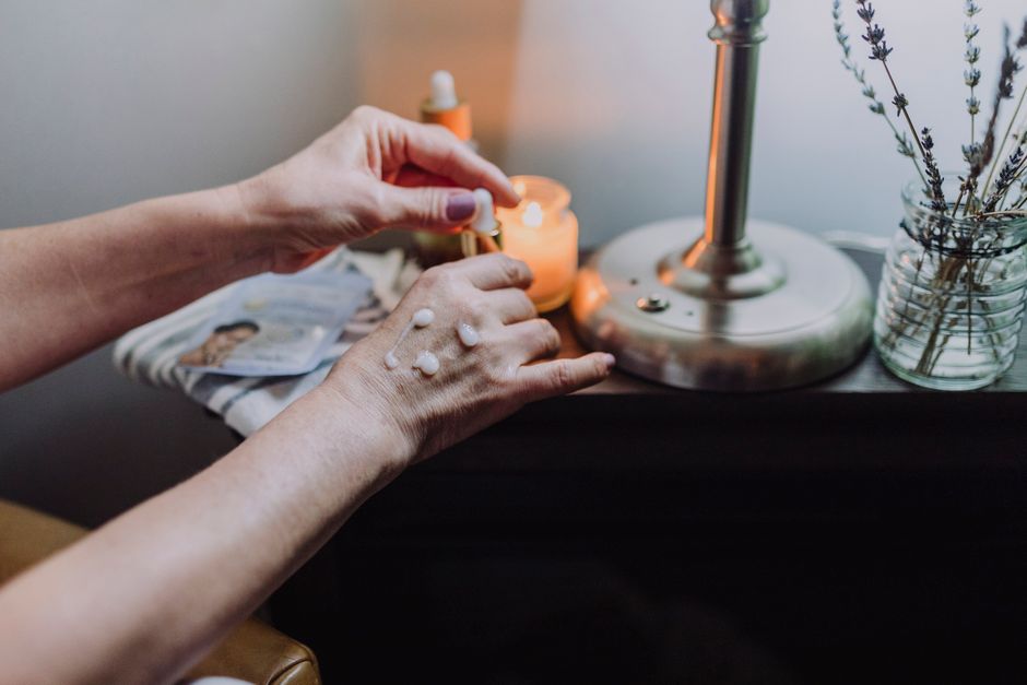 Urzică pentru mâini crăpate: baie de mâini și balsam reparator