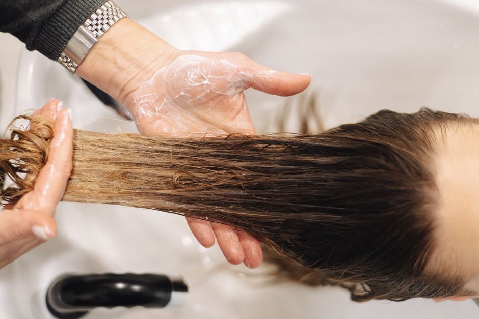 Urzica pentru scalp gras: reglează sebumul și lasă părul curat mai mult