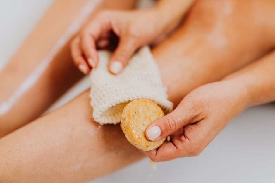 Scrub de corp cu urzică: exfoliere naturală și piele netedă