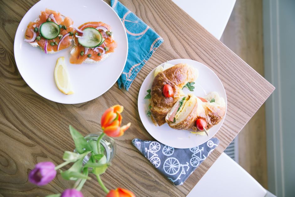 Urzici de brunch: bruschete cu urzici, ou poșat și avocado